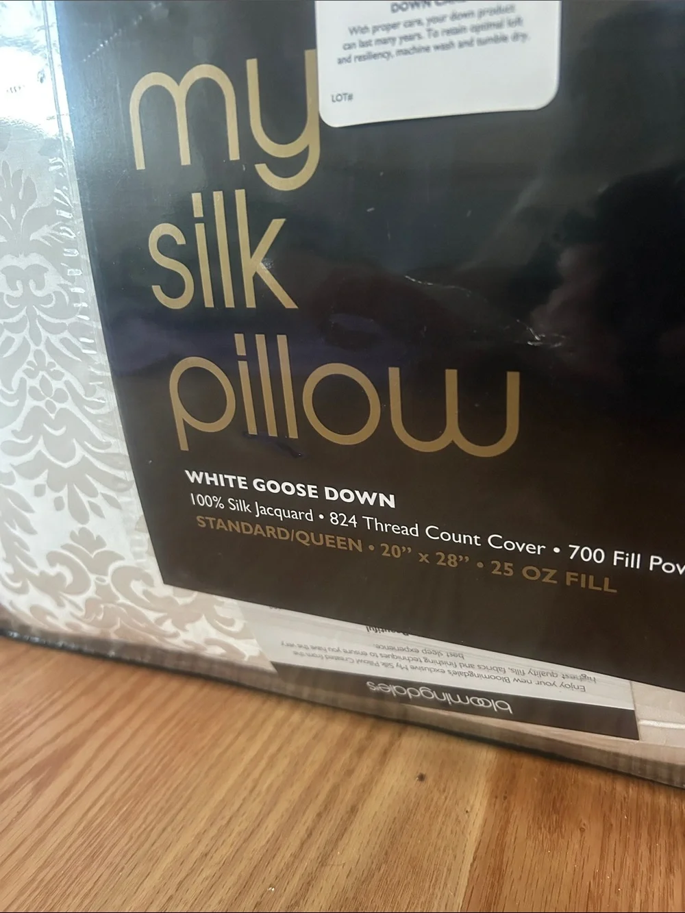 Bloomingdale’s NWT 100% Silk Jacquard Pillow Goose Down 25oz Standard 700
